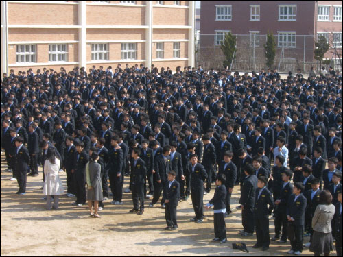 입학식이 열린 한 중학교 운동장에 신입생과 재학생들이 교복을 입고 나열해 있다
